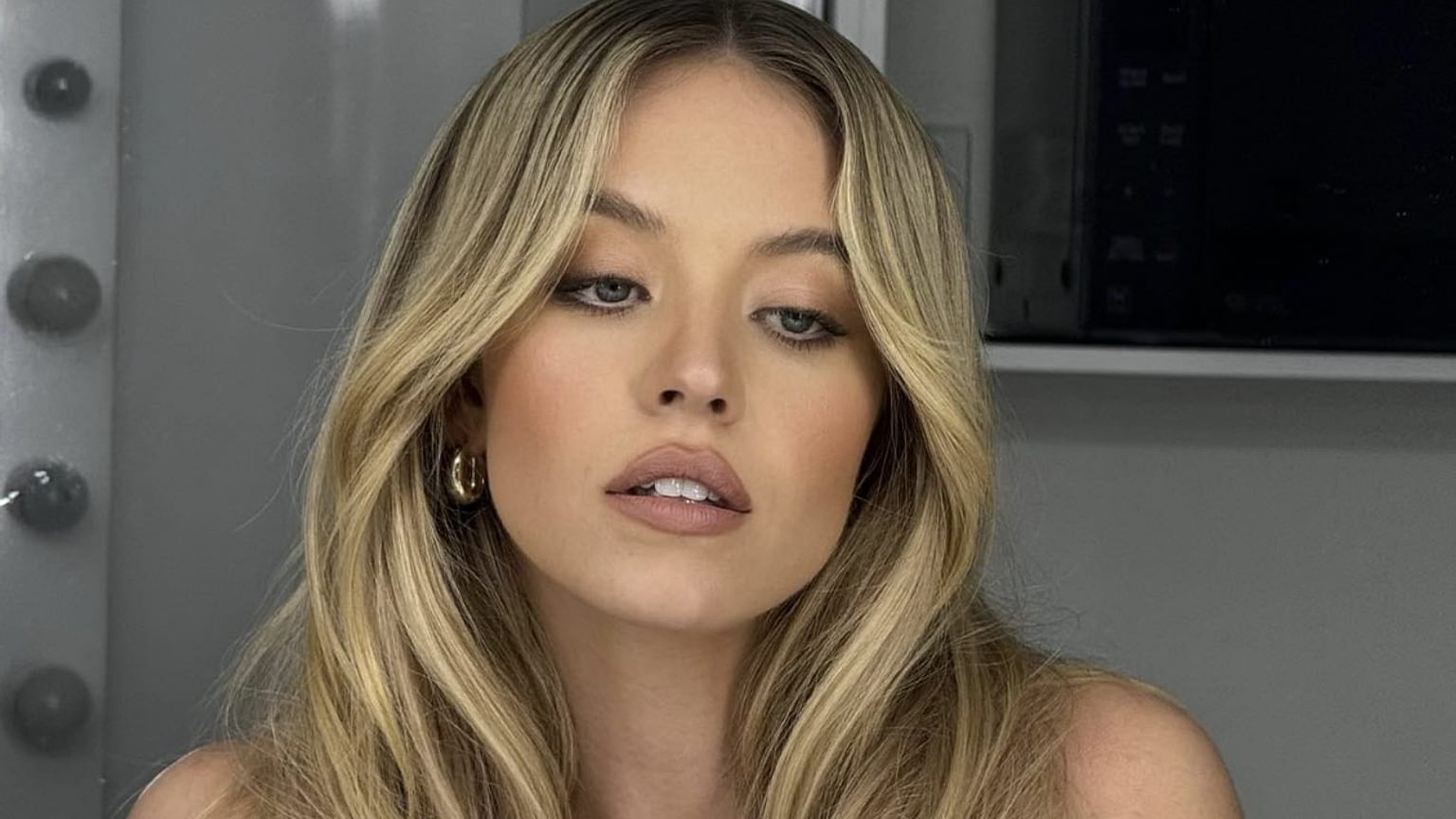 I made a stupid mistake. My hair had grown out to natural gray. The front  was pretty white but the back was more brownish gray. My sister talked me  in to getting, image size:1536x864